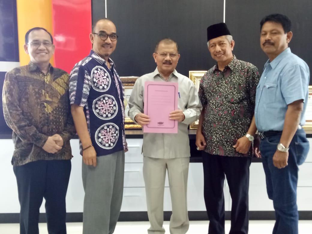 Bupati Padang Pariaman Ali Mukhni menerima Surat Keputusan SIWO PWI Pusat sebagai Bupati Peduli Olahraga, yang diserahkan Ketua PWI Sumbar Heranof Firdaus.